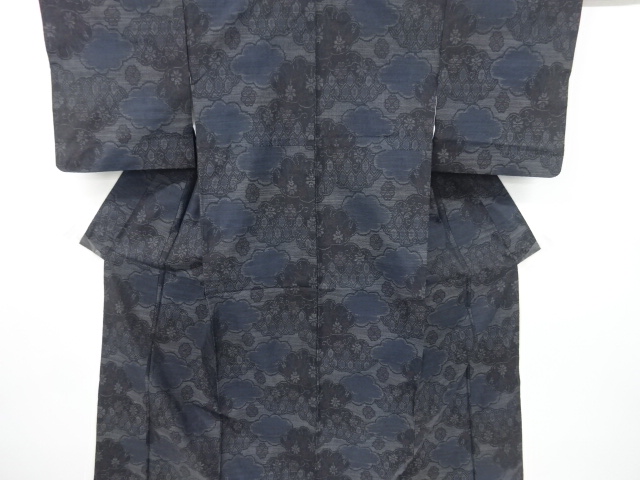 雲に草花・亀甲模様織り出し本場泥大島紬着物